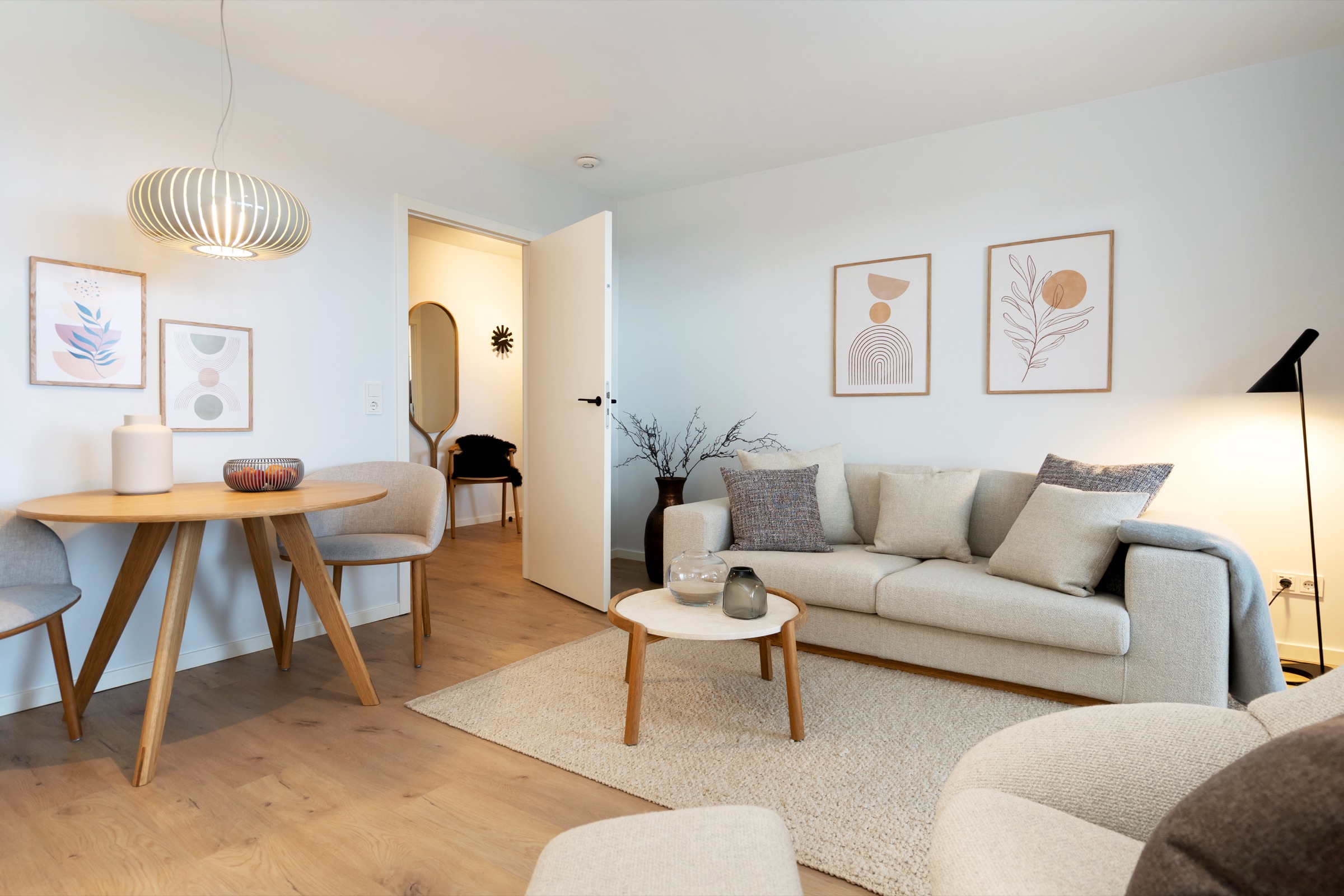 Wohnbereich mit Sofa im Boutique-Appartement Düne Sylt in Westerland