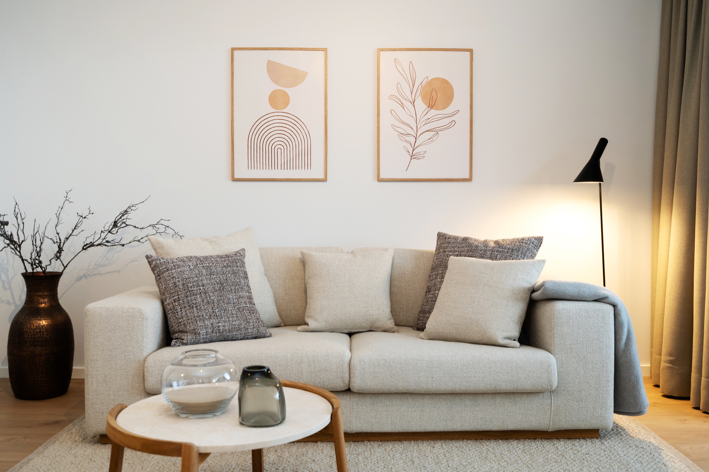 Wohnbereich mit Sofa und Balkon im Appartement Düne Sylt