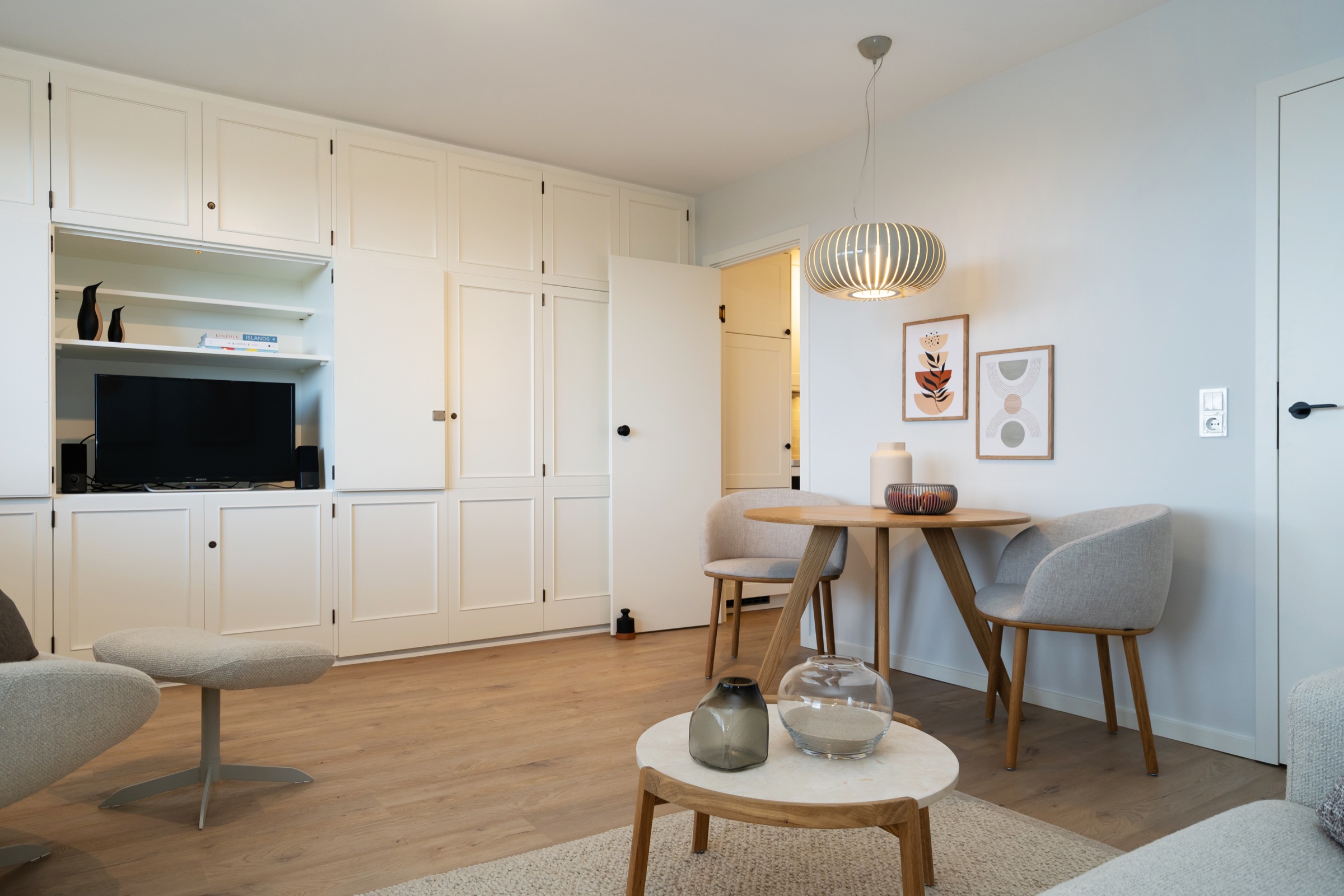 Heller Wohnbereich mit Balkon und Essplatz im Appartement Düne Sylt