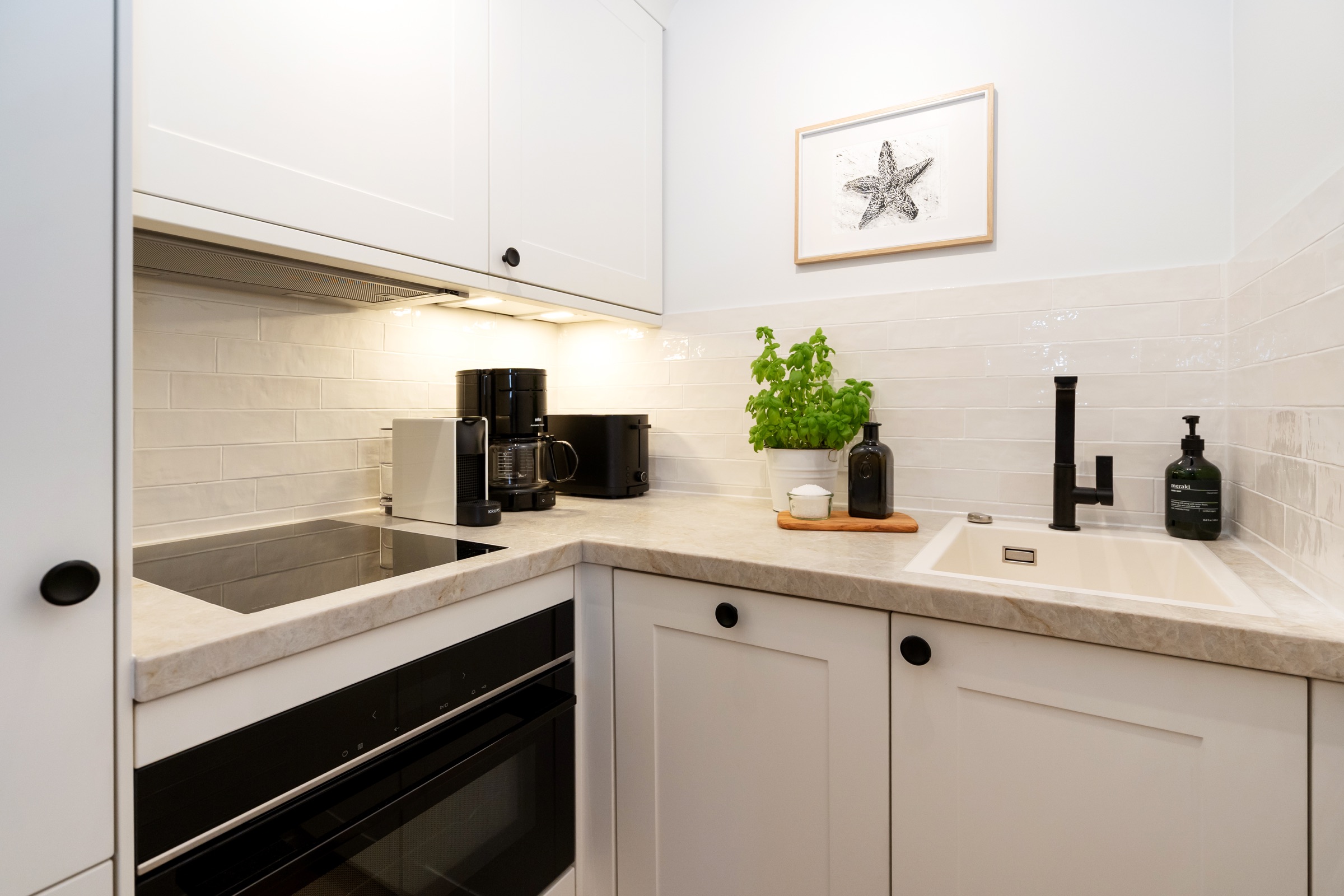 Eingangsbereich mit Spiegel und hellem Flur im Appartement