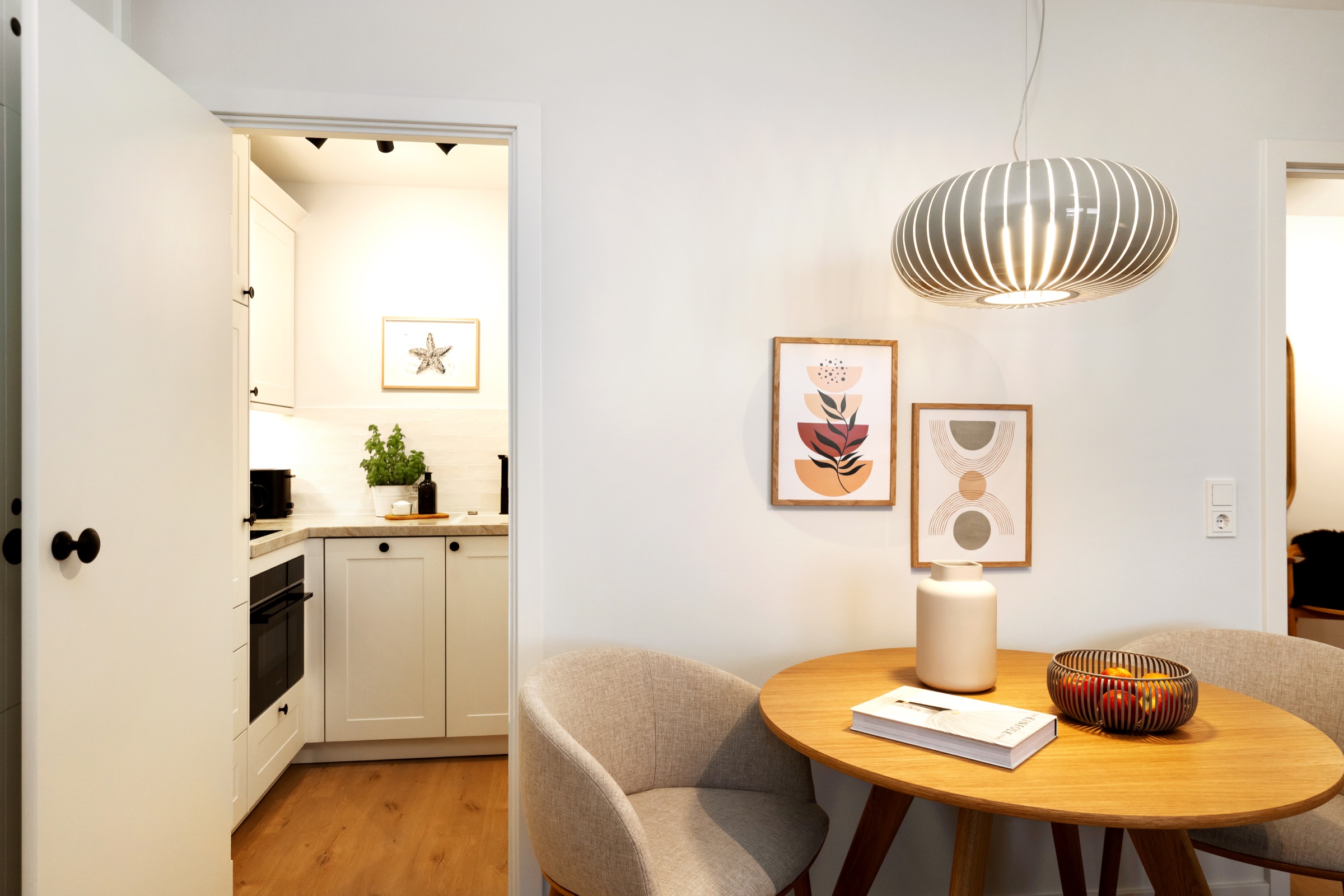 Blick vom Eingangsbereich in Schlafzimmer und Wohnraum