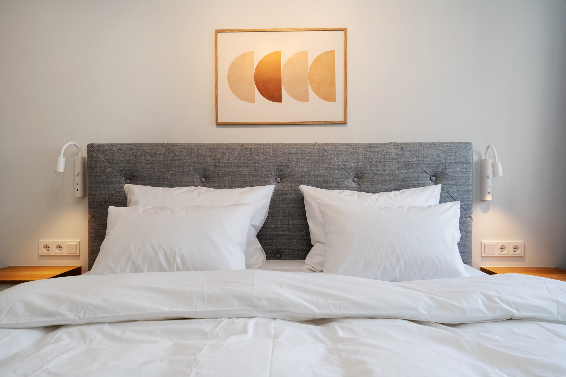 Schlafzimmer mit Boxspringbett und Blick ins Grüne