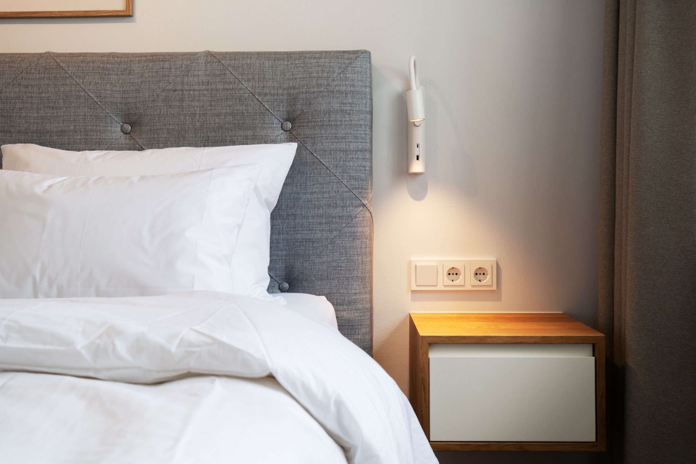 Schlafzimmer mit Blick über das Bett im Appartement Düne Sylt