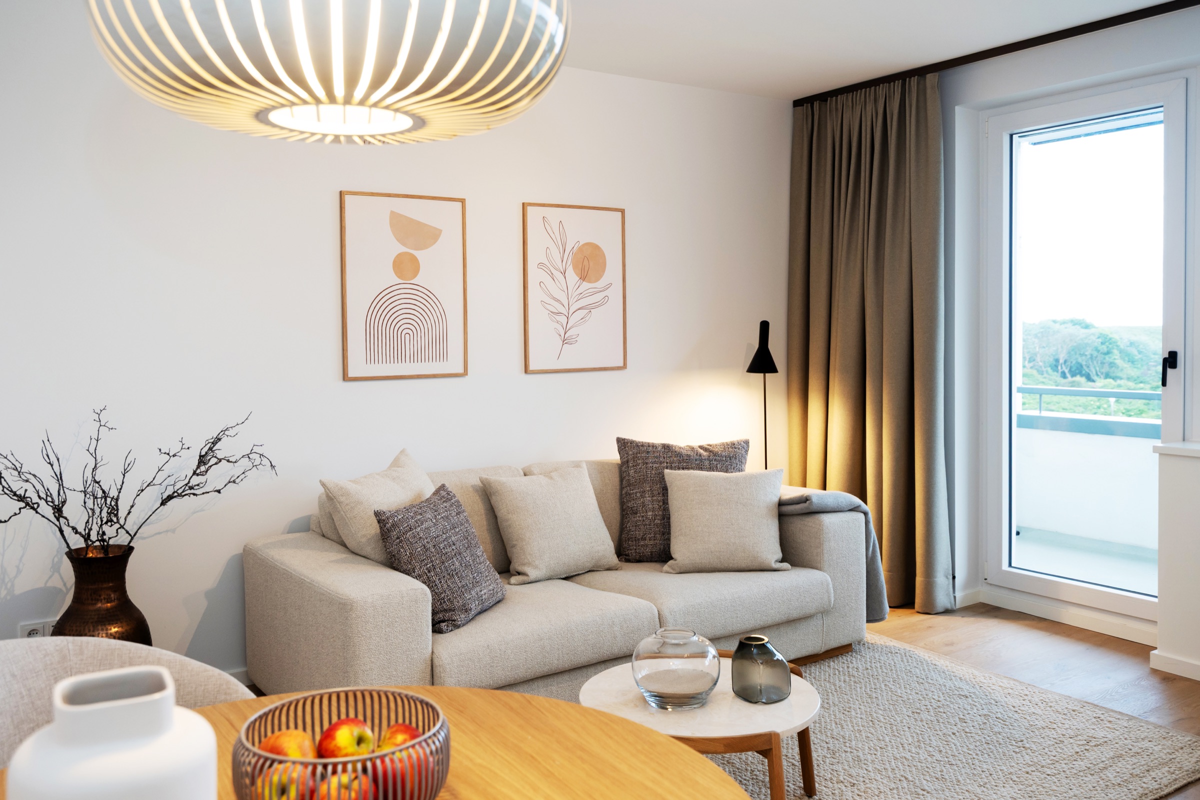 Schlafzimmer mit Kleiderschrank und Boxspringbett