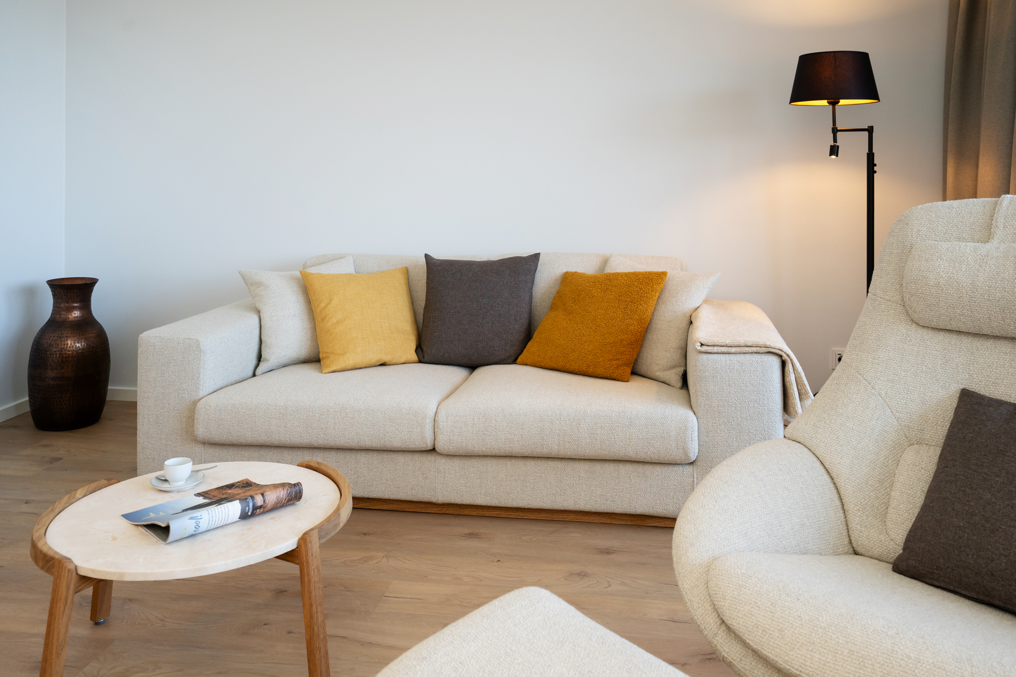 Sofabereich im Wohnzimmer der Ferienwohnung Düne Sylt