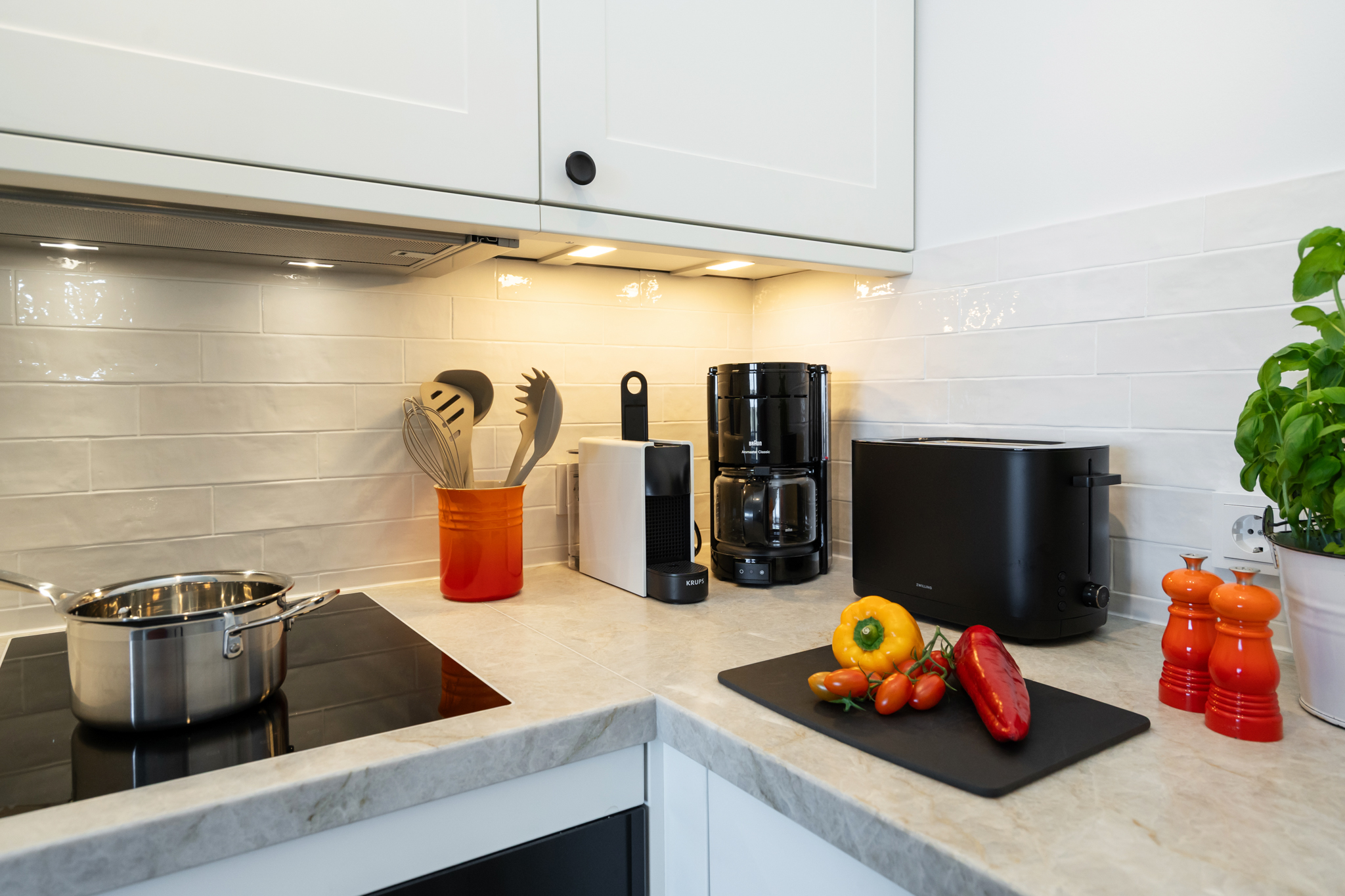 Küchendetail mit Kaffeemaschine und Kochfeld