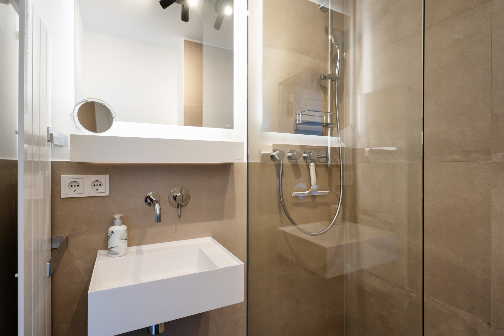 Modernes Badezimmer mit Waschbecken und Dusche