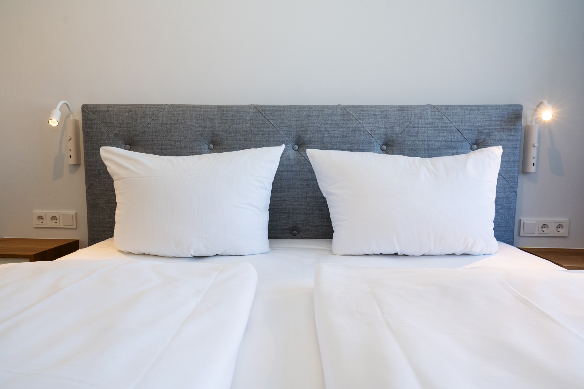 Doppelbett im Schlafzimmer der Ferienwohnung Düne Sylt