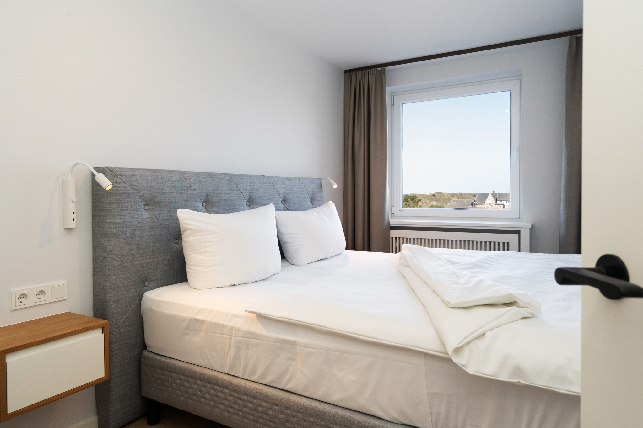 Schlafzimmer mit Fenster und Dünenblick