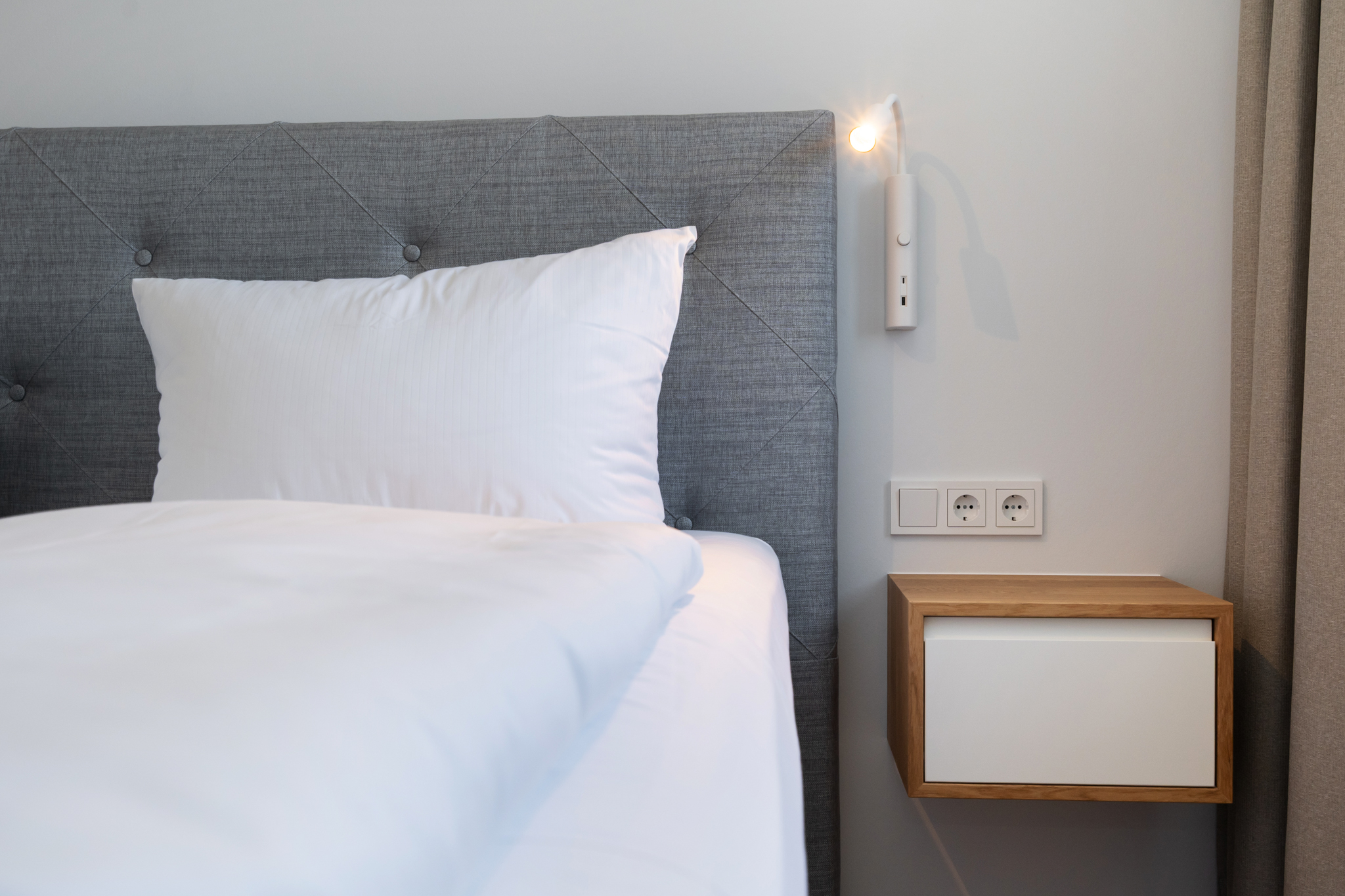 Detail im Schlafzimmer mit Nachttisch und Leselicht